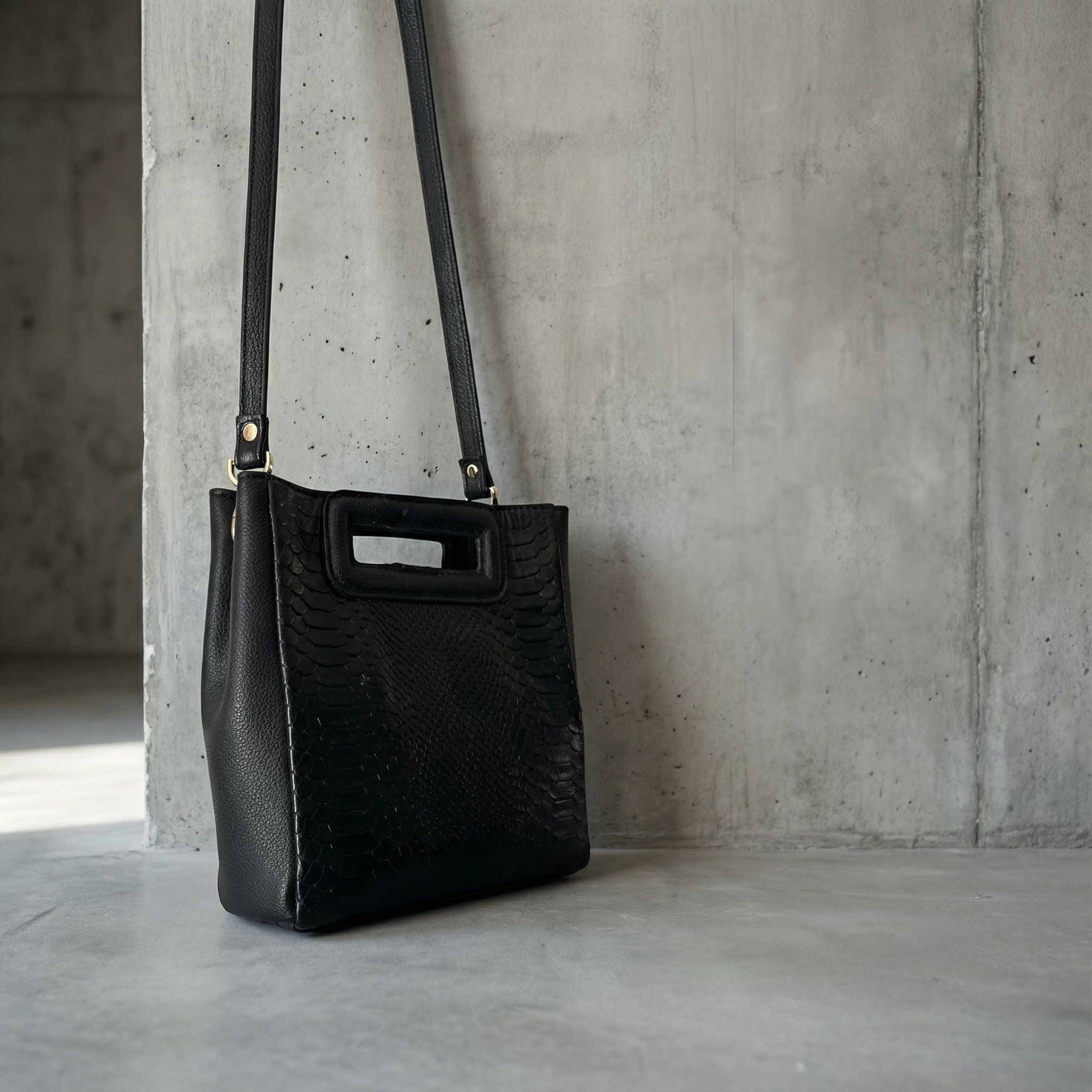 Manglar Croc-Embossed Leather Bag | Handcrafted Cowhide Black