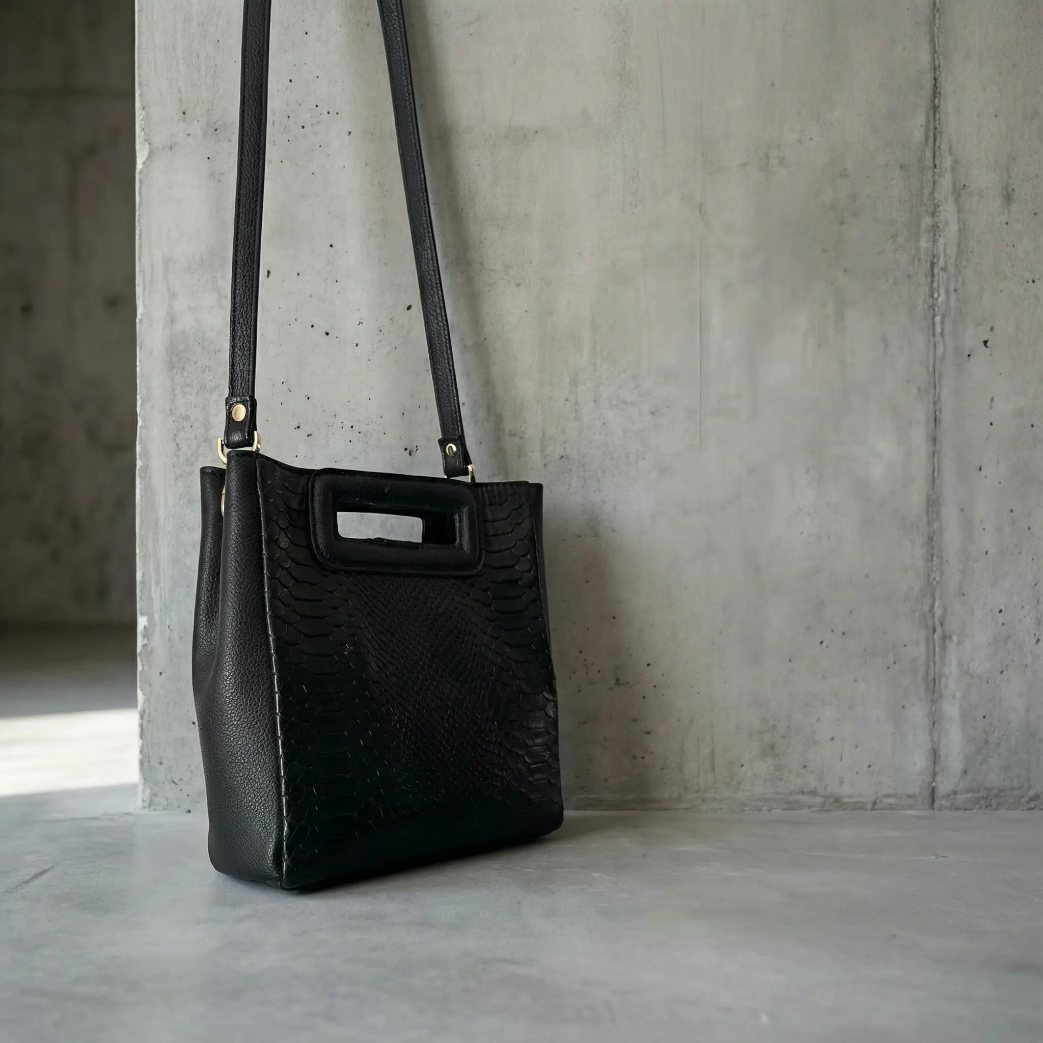 Manglar Croc-Embossed Leather Bag | Handcrafted Cowhide Black Sangre de Mar