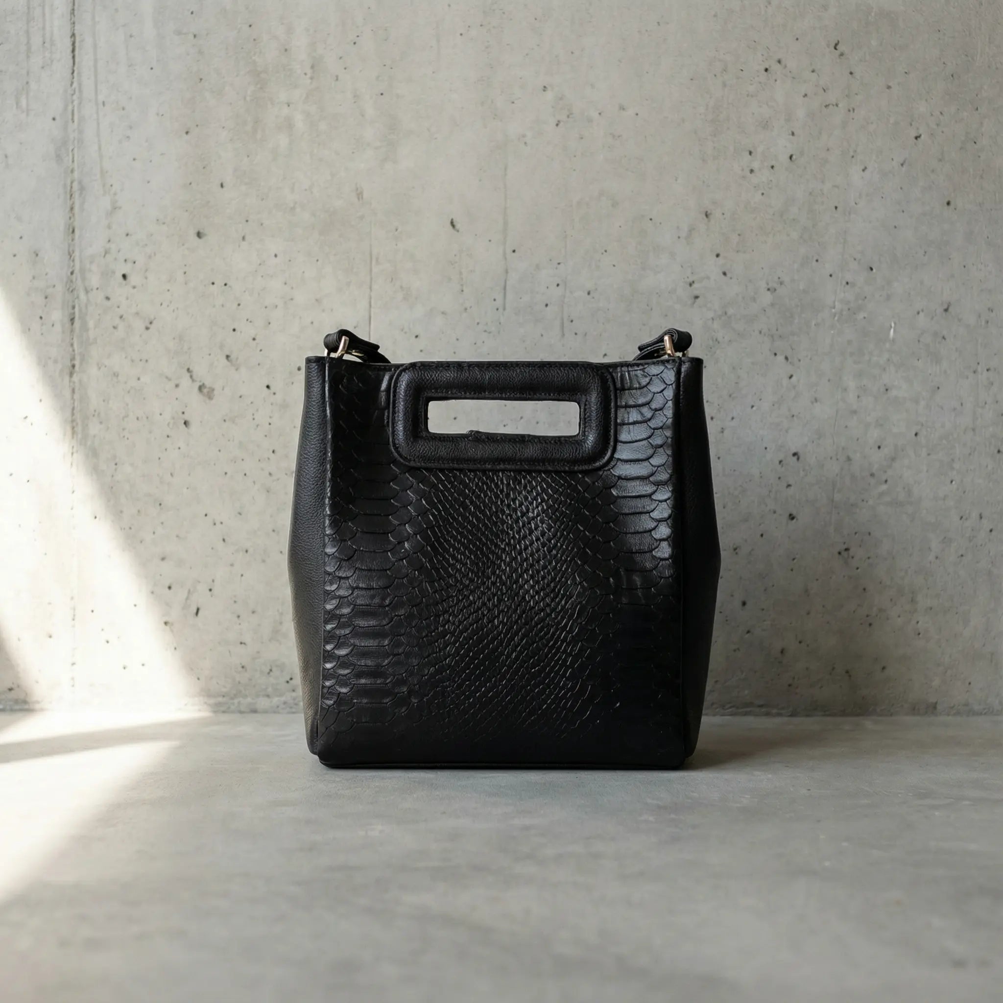 Manglar Croc-Embossed Leather Bag | Handcrafted Cowhide Black Sangre de Mar