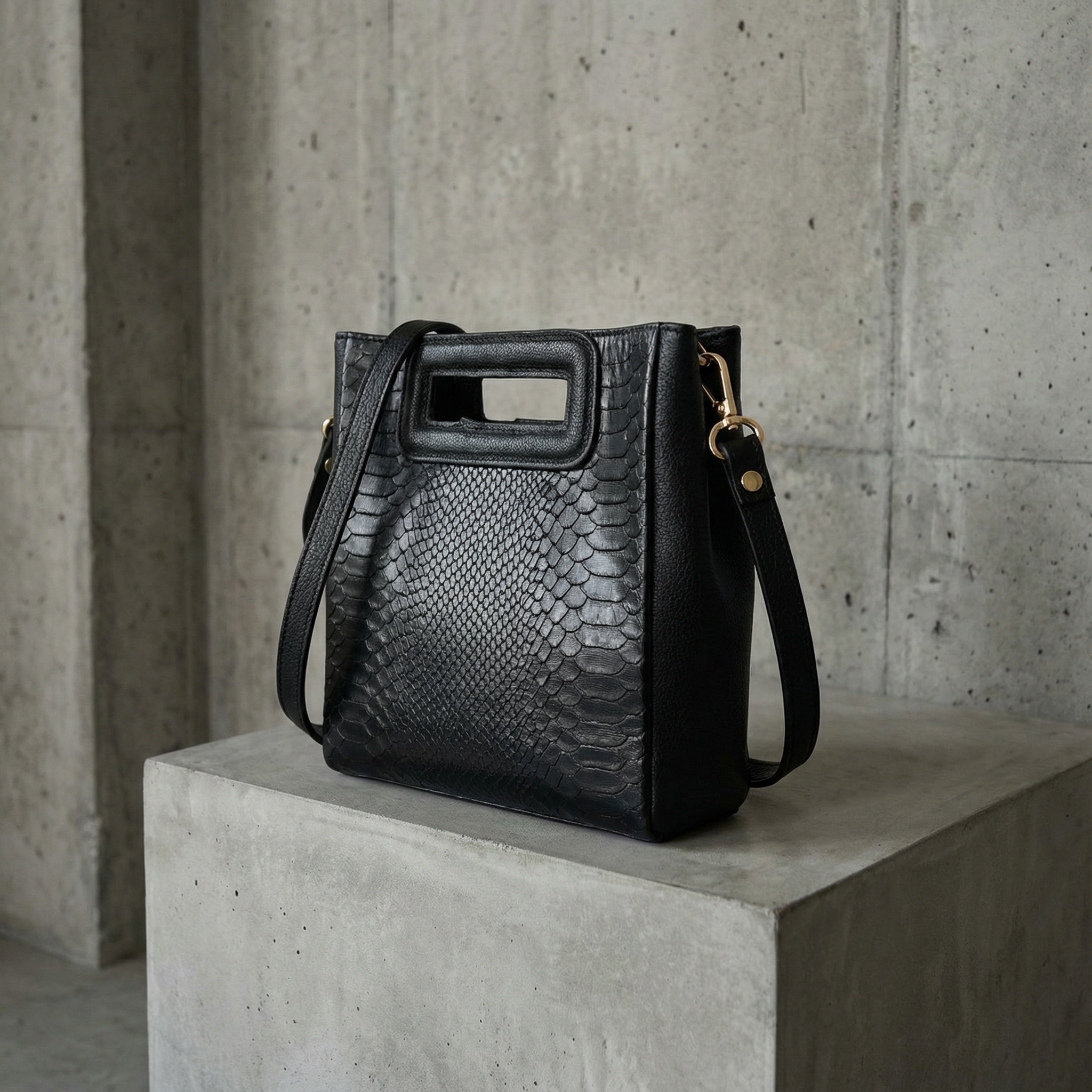 Manglar Croc-Embossed Leather Bag | Handcrafted Cowhide Black