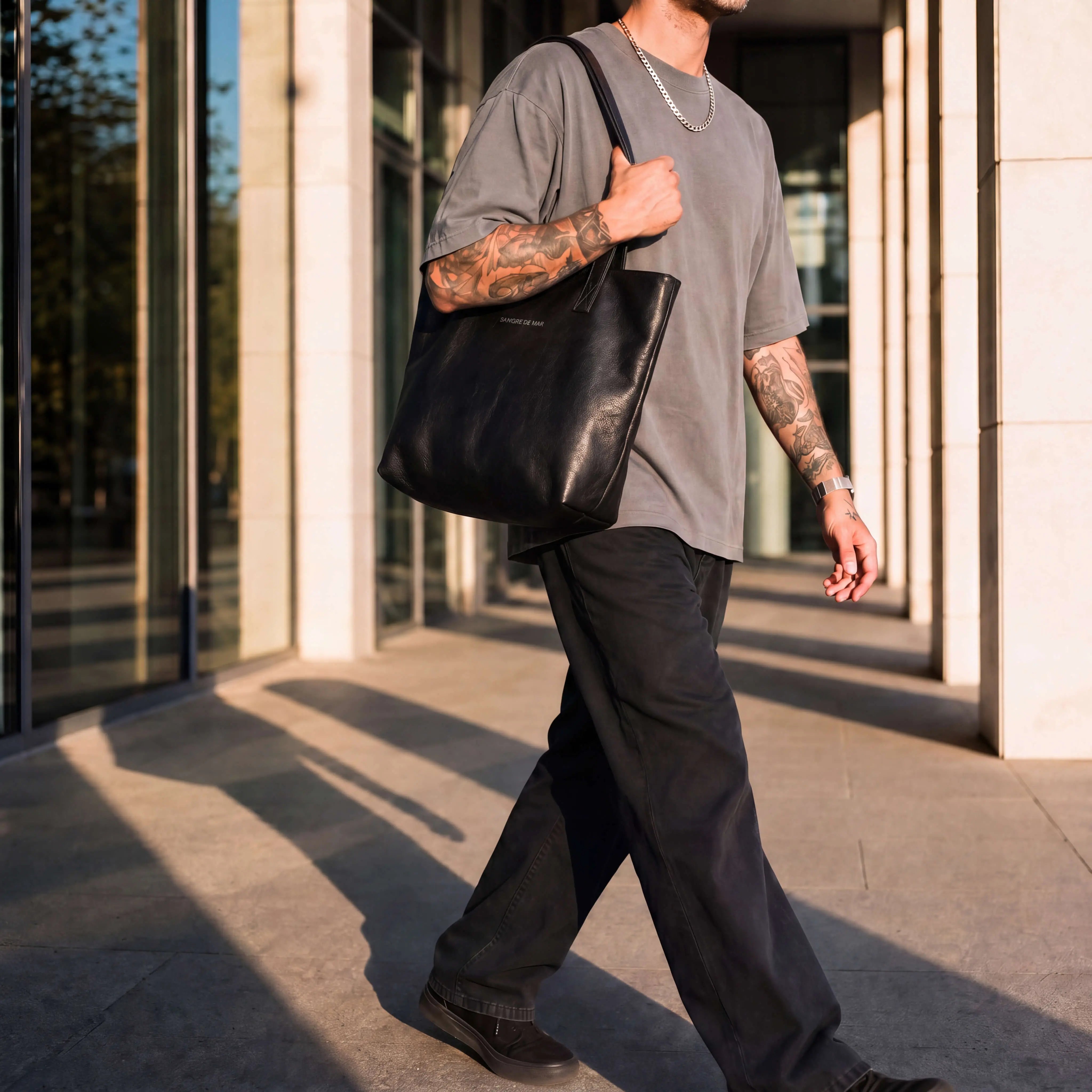 Marea Maxi Tote — black full-grain pebbled leather — worn on the shoulder | Sangre de Mar handcrafted leather